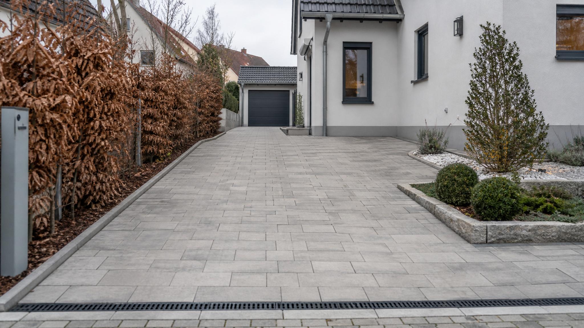 Gepflasterte Einfahrt als Beispiel für Pflasterarbeiten